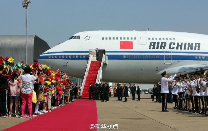 澳門(mén)鋪開(kāi)紅地毯：鮮花樂(lè)隊(duì)盛迎李克強(qiáng)