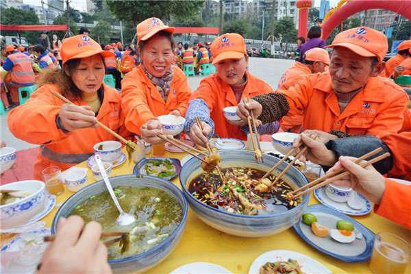 暖心！重慶一餐飲店請526名環(huán)衛(wèi)工吃團(tuán)年飯