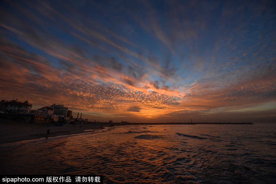 加沙海灘日落美景 殘陽映紅天際