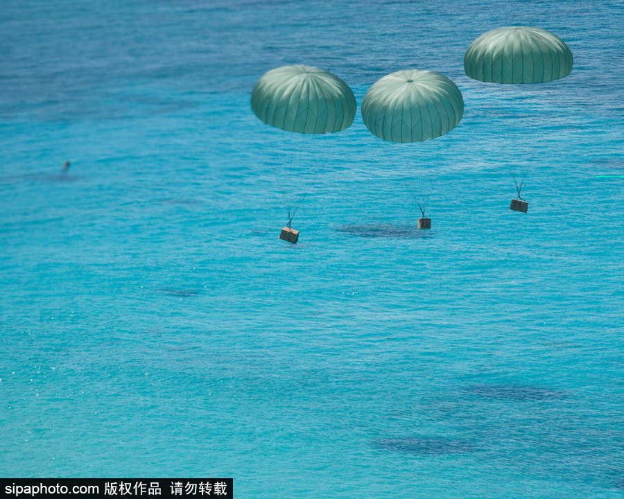 禮物從天而降！美國空軍向西太平洋島國空投“圣誕大禮包”